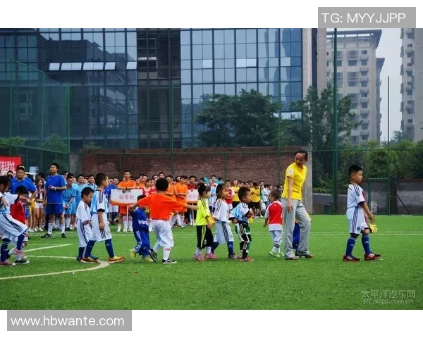 足球场上的长发少年梦追逐足球明星的激情与风采