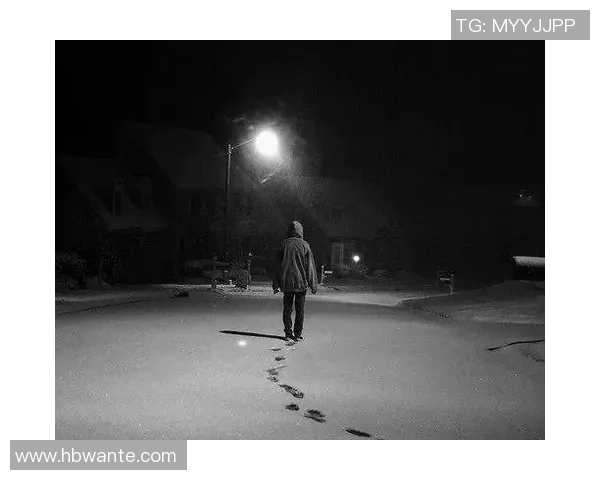 足球明星背影孤独无助的瞬间展现了辉煌背后的落寞与挣扎 足球明星背影孤独无助的瞬间展现了辉煌背后的落寞与挣扎